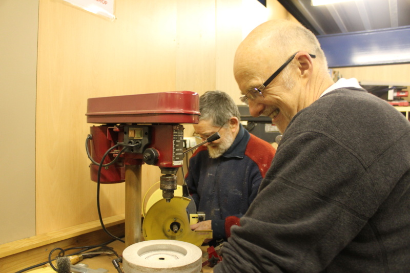 Fitting a grinding wheel