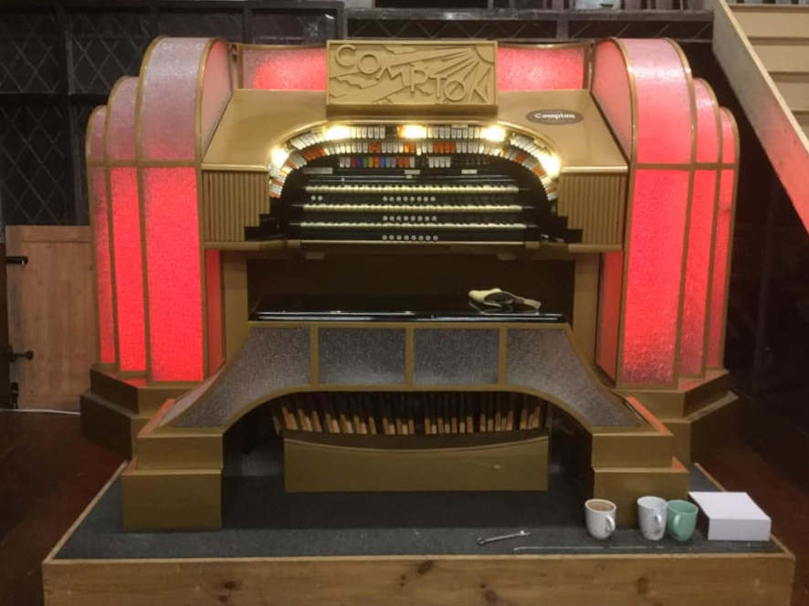 Organ console